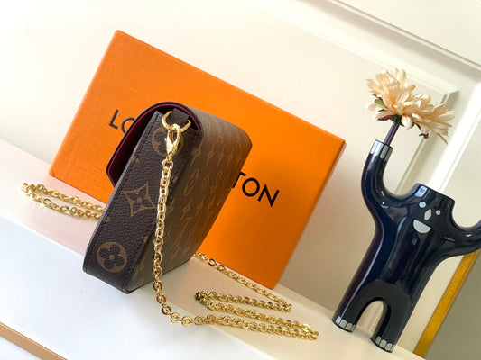 Alice Bags- Louis Vuittons - 16246