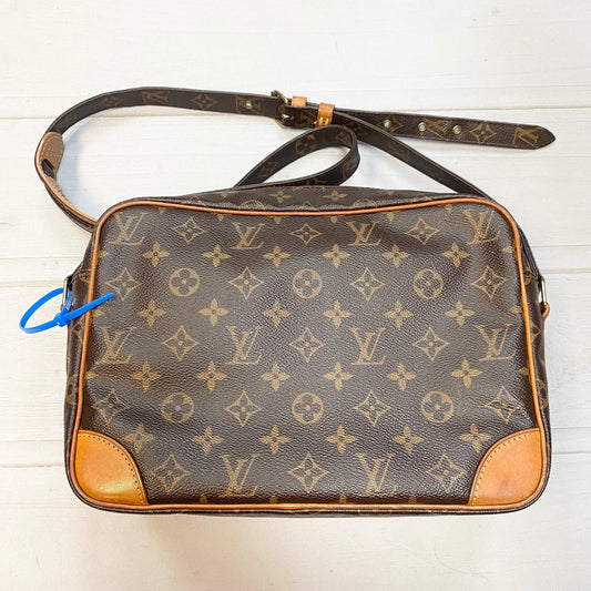 Crossbody Luxury Designer By Louis Vuitton Size: Large