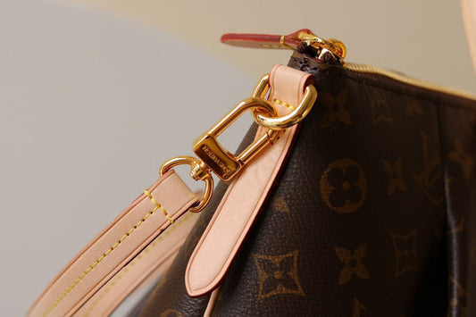 Alice Bags- Louis Vuittons - 16144