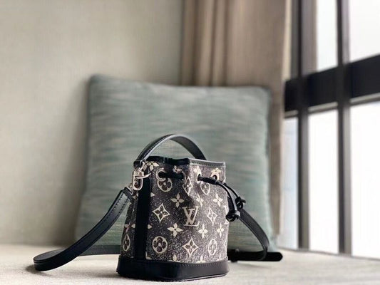Alice Bags- Louis Vuittons - 16027