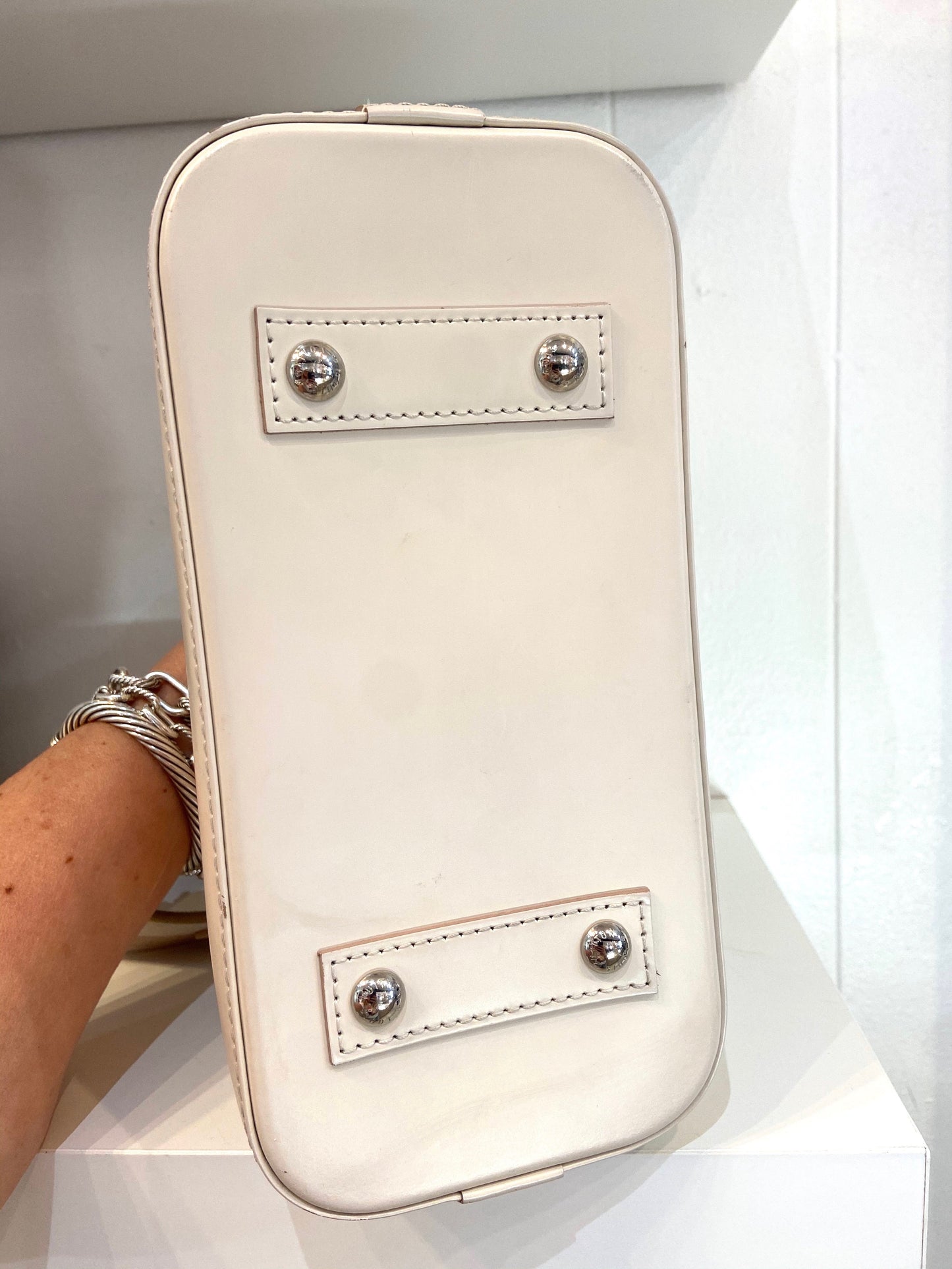 LOUIS VUITTON EPI LEATHER ALMA BB WHITE QUAERZ