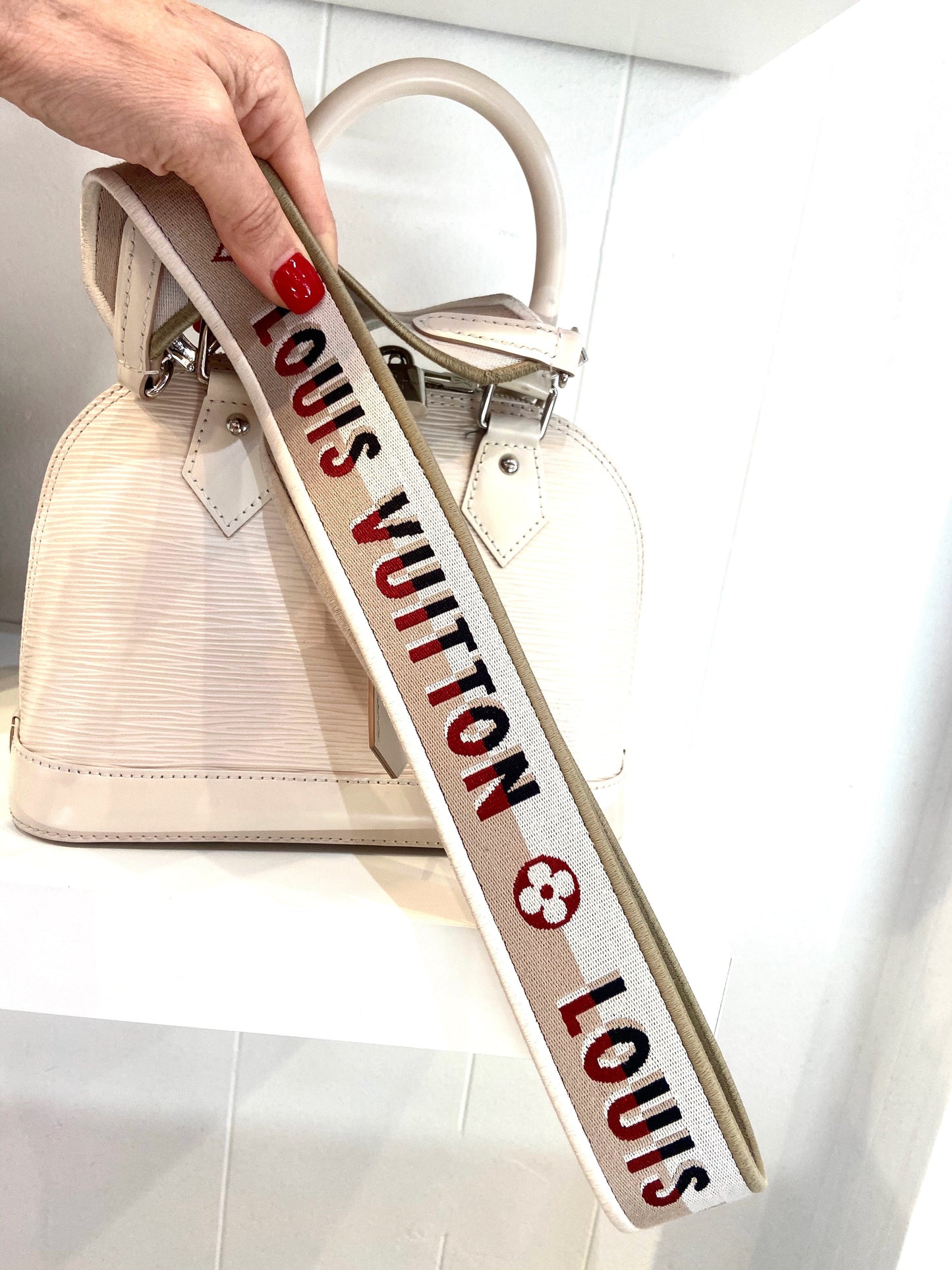 LOUIS VUITTON EPI LEATHER ALMA BB WHITE QUAERZ
