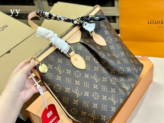 Alice bags - Louis Vuittons - 15000
